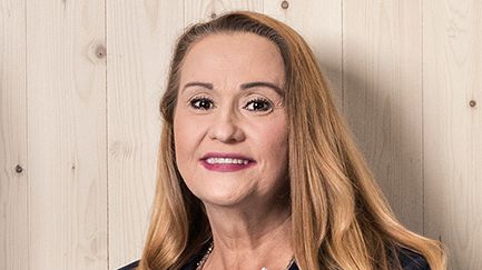 Britt-Inger Olofsson, utvecklingsstrateg vid Skellefteå kommun är en av deltagarna när en delegation reser till Ryssland och Sankt Petersburg för att dela med sig av sina erfarenheter när det gäller samtida träbyggande.