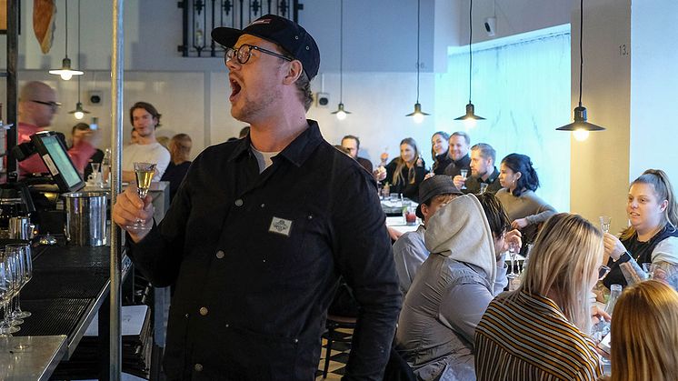 Oskar Johansson sjunger snapsvisan Hela går
