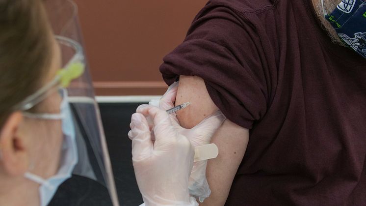 FoHM vill inte ändra i vaccin-prioritering – är det rimligt?