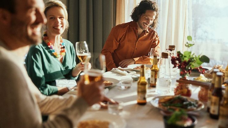Ny undersökning: Populäraste samtalsämnena kring middagsbordet