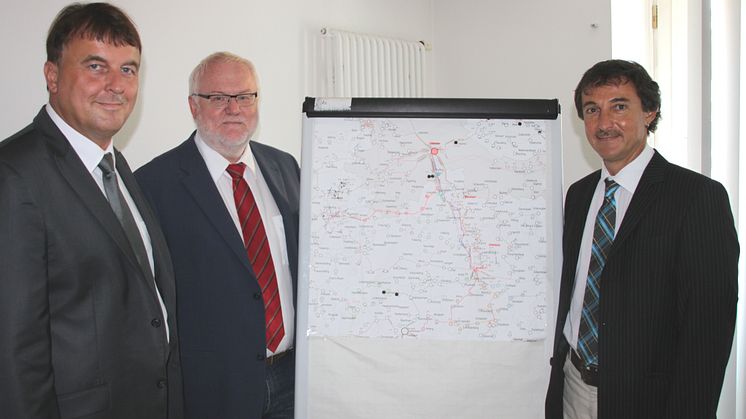 Foto: vl.: Martin Hanner, Regionalleiter für Niederbayern und die Oberpfalz, Jürgen Graml, Leiter der Netzdienste Niederbayern und Robert Weiß, Netzbauleiter am Netzcenter Vilshofen, alle Bayernwerk