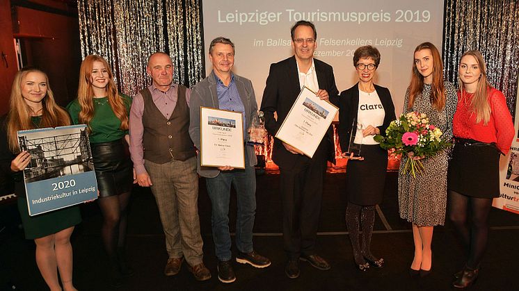 Die Preisträger: Franziska Franke-Kern (3.v.r.) für CLARA19 und Dr. Walter Ebert, Leiter des Marktamtes der Stadt Leipzig (4.v.l.), erhielten den Leipziger Tourismuspreis 2019 von Volker Bremer (LTM GmbH, 4.v.r.) - Foto: Bernd Görne