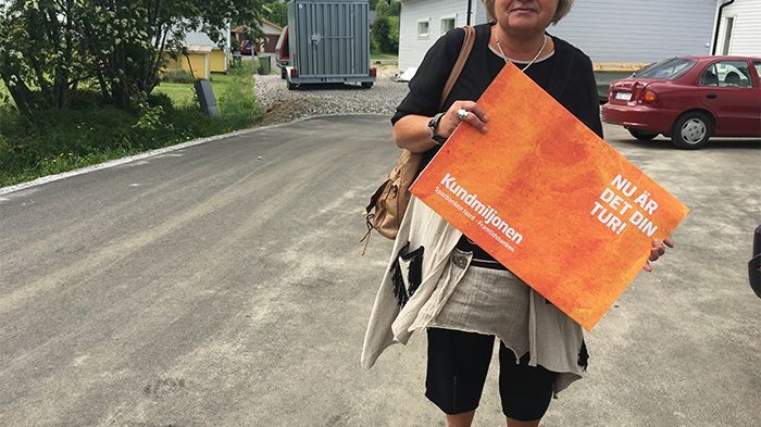 Carina Lindegren får ge 25 000 kr till Demensföreningen i Piteå.