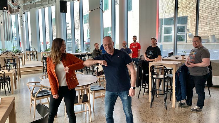 Uthyrningsansvarig Louise Carlsson tar i hand med blivande hyresgästen Christian Andersson på Barkfors Fleet