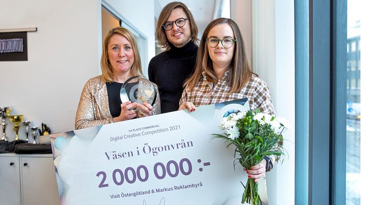 Hanna Nord, Visit Östergötland, tillsammans med Oskar Skott och Jenny Lindgren från Markus Reklambyrå med vinsten.