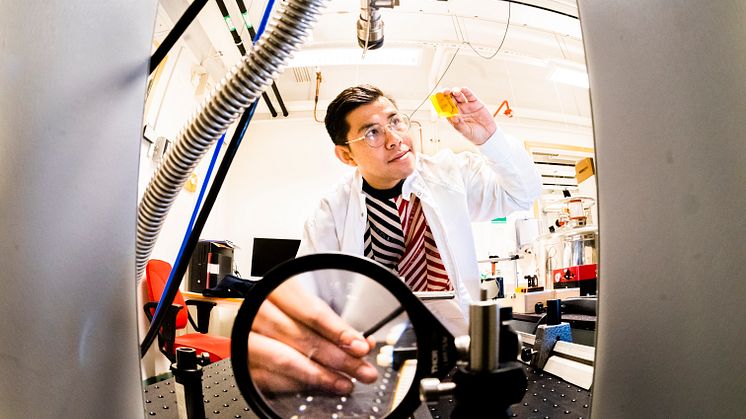 Forskarna använde ett magnetoptisk instrument för att visa var energiförlusten i singlettfission sker.