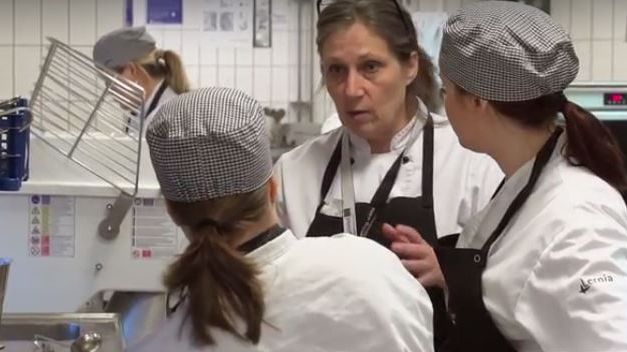 På restaurang Dahlbergs pågår språkinlärning i kombination med yrkesutövning 