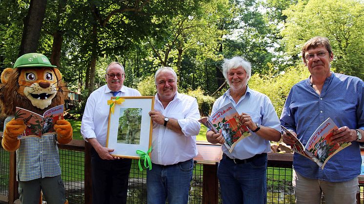 Tammi (Maskottchen Zoo Leipzig), Wolfgang Welter (Ur-Krostitzer), Prof. Jörg Junhold (Zoo Leipzig), Thomas Liebscher (Passage Verlag) und Bert Sander (Leipziger Blätter) freuen sich auf das Jubiläumswochenende (v.l.)