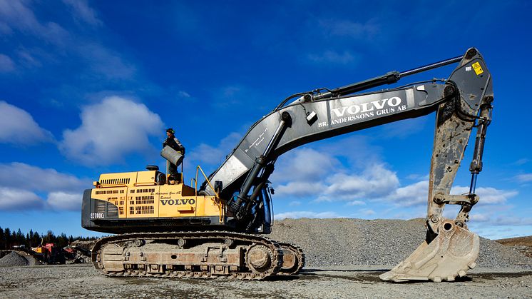 Emma Furberg i arbete med Volvo EC700C