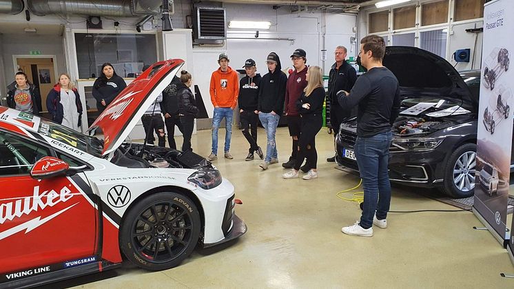 STCC-föraren Andreas Ahlberg utbildar klassen i VW hybridlära.