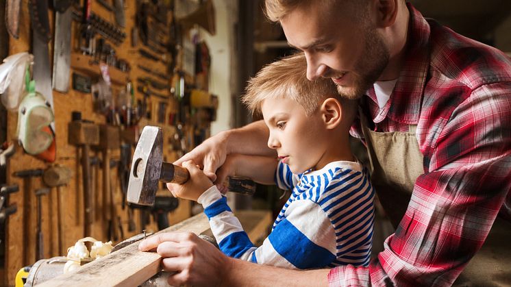 Vater und Sohn heimwerken (Client/Licensee: Hermes Arzneimittel, Shutterstock)