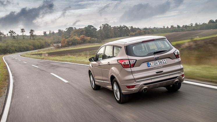 2016Kuga_Vignale_Milano_Grigio_006