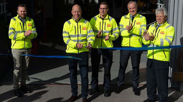 Igår klipptes banden till nya kundcentret i Länna. Representanter från såväl Ramirent som ägarkoncernen Loxam fanns på plats.