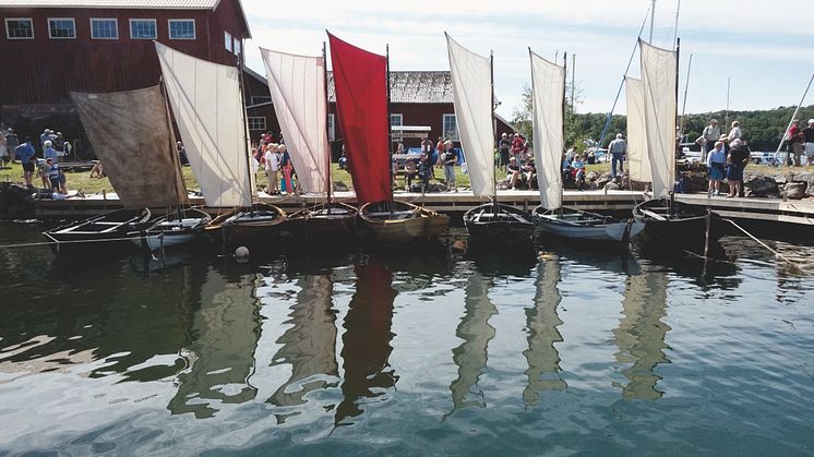 Båtsamlingarna på Bassholmen_BOHUSLÄN.jpg