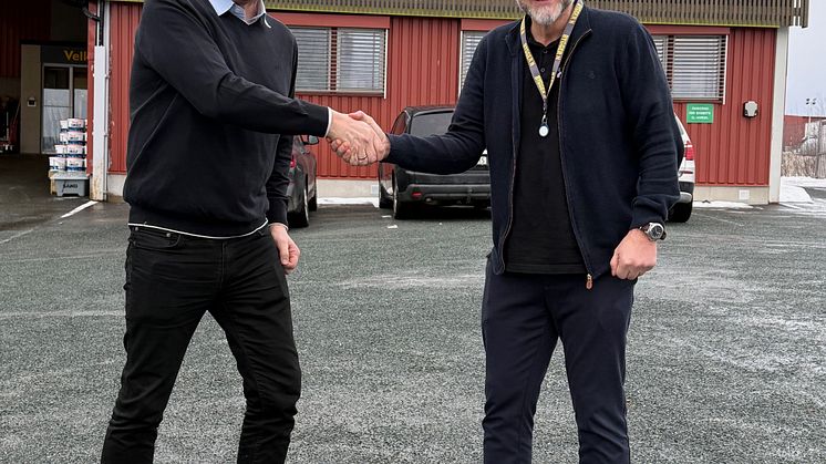 (Fra venstre) Øystein Brenna, Salgsdirektør i Mitsubishi Electric og Sverre Quale, Direktør Kategori og Innkjøp i E.A. Smith.