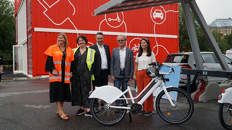 Seksjonsleder Kaisa Froyn fra Statens vegvesen (f.v.), Avdelingssjef Maja Cimmerbeck fra Bymiljøetaten, Direktør for mobilitetstjenester Endre Angelvik fra Ruter, Jarle Frøshaug fra Move About AS og byråd for miljø og samferdsel Lan Marie Berg.