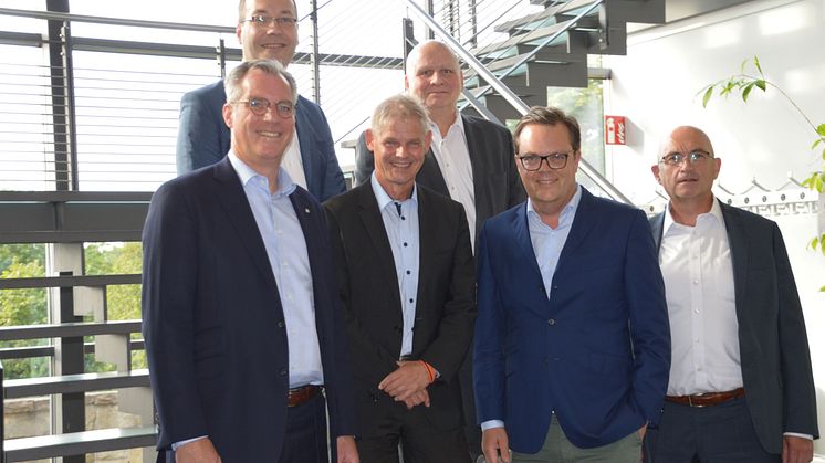 Gunnar Groebler, Vorstandsvors. Salzgitter AG, Johannes Eickmann, techn. Geschäftsführer WEVG, Oberbürgerm. Frank Klingebiel, Christian Heinrich, Prok. Salzgitter AG, Marten Bunnemann, Vorstandsvors. Avacon AG,  Rainer Krause, kfm. Geschäftsf. WEVG
