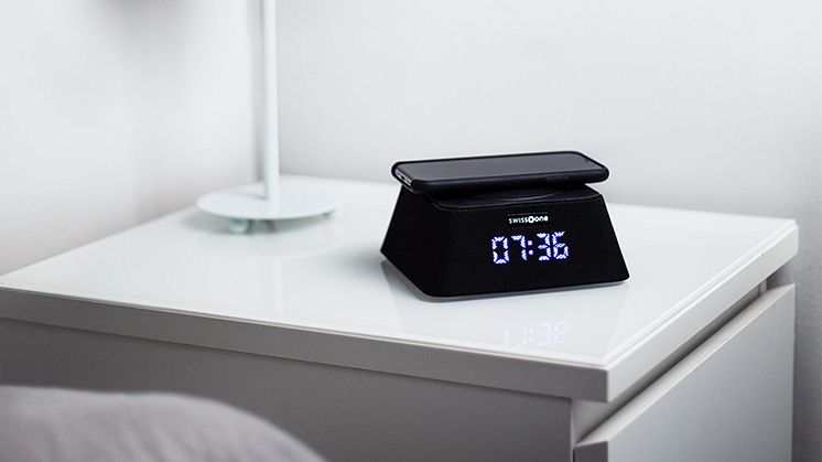 Väckarklockan laddar din mobiltelefon trådlöst genom Qi-teknik.