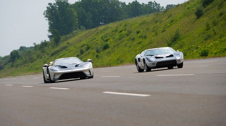 2022 Ford GT ’64 Heritage Edition and 1964 Ford GT prototype_10