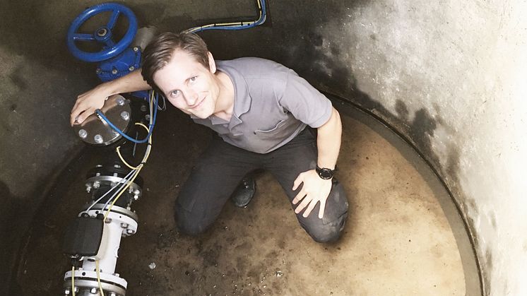 Foto: Aqua Robur | Niklas Johansson, vd Aqua Robur, installerar systemet