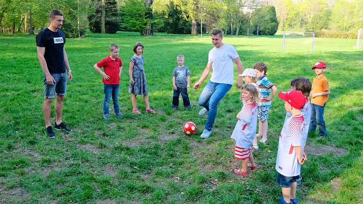 RB-Fußballer kicken im Kinderhospiz Bärenherz mit kleinen Fans um die Wette 