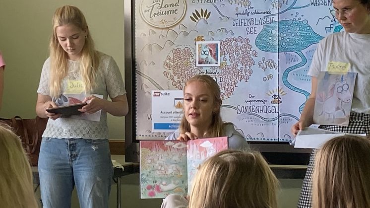 Bücherberge, Pudel und Motorräder - mit dem MoKuLab unterwegs: Studierende der Universität Vechta setzen Leseaktion für Grundschüler*innen im Gulfhaus um