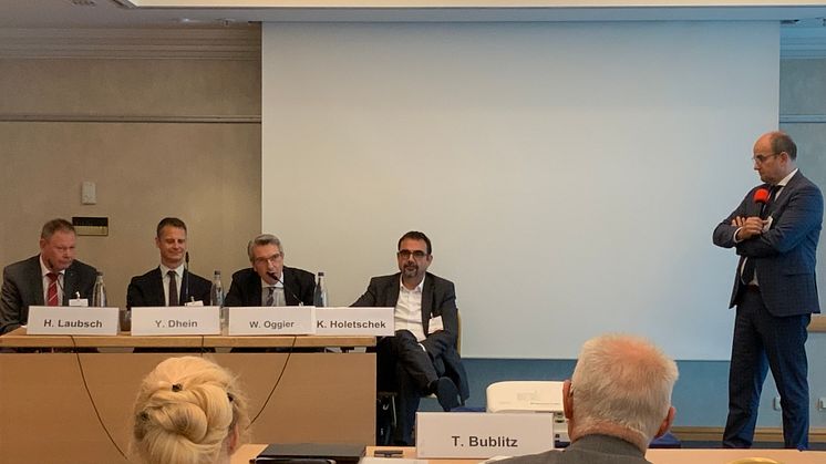 Diskutierten die Stärkung der Reha: Hermann Laubsch, Dr. York Dhein, Dr. Willy Oggier und Klaus Holetschek. Moderation: Thomas Bublitz (v.l.).