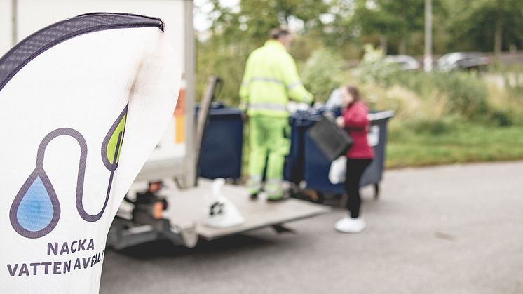 År 2022 stannar mobila kretsloppscentralen på fler platser i Nacka. Nytt för i år är Mobil KLC Maxi med fyndhörna, där vi några tillfällen står på samma plats en hel dag.