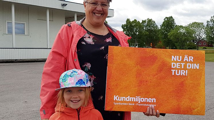Kerstin på väg att dela ut sin del av Kundmiljonen till Vittangi SK