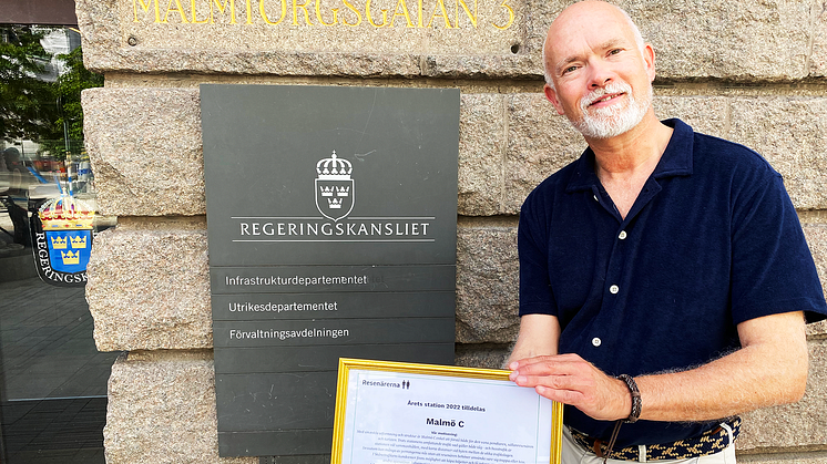 Konsumentorganisationen Resenärerna överlämnar priset Årets station till infrastrukturminister Tomas Eneroth eftersom det saknas någon ansvarig för stationsservicen i Sverige.