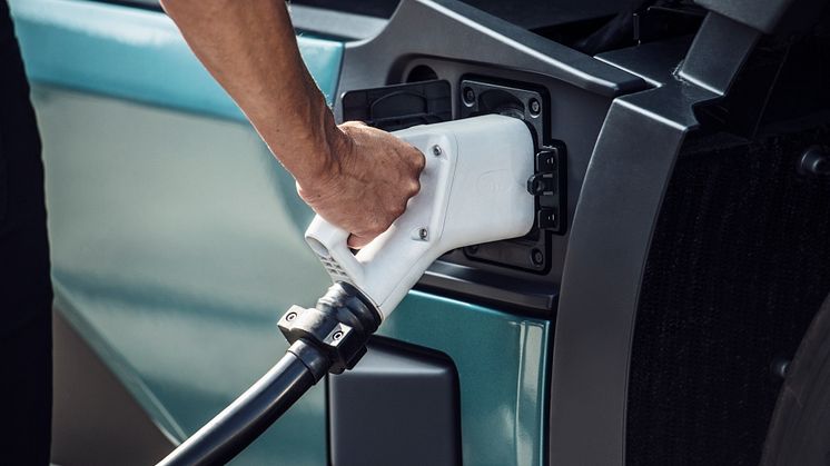 När logistikföretag ställer om till eldrift är energibolagens kunskaper om elnät, smart styrning och erfarenheter av fordonsladdning mycket värdefulla. Foto: Volvo Trucks.
