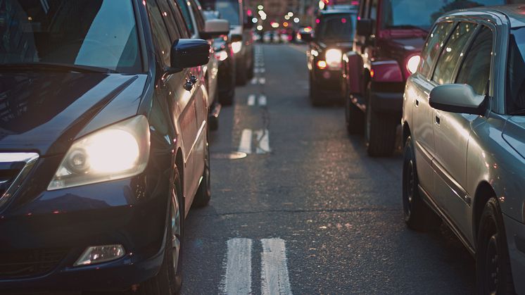 Nästan hälften av alla föräldrar du möter i trafiken är stressade, enligt Volvias nya undersökning. Foto: Unsplash