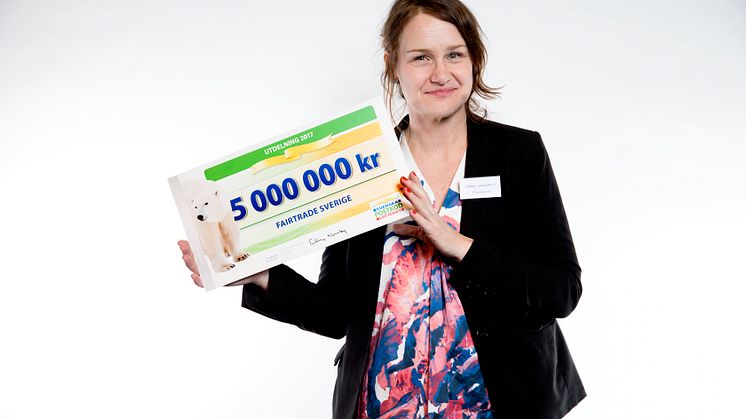 Maria Granefelt, tf generalsekreterare på Fairtrade Sverige, tog emot checken från Postkodlotteriet.