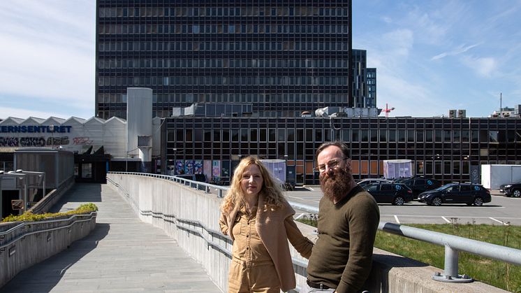 Lars Ø. Ramberg og Ditteke Waidelich foran høyblokka på Økern
