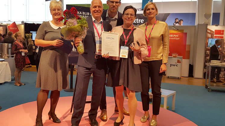 Från vänster Marie Linder, ordf Hyresgästföreningen, Claes Göthman, förvaltningschef SKB, Martin Gustafsson, ansvarig affärsutveckling AktivBo, Eva Nordström, vd SKB och Lena Stark, vd Fastighetsnytt.