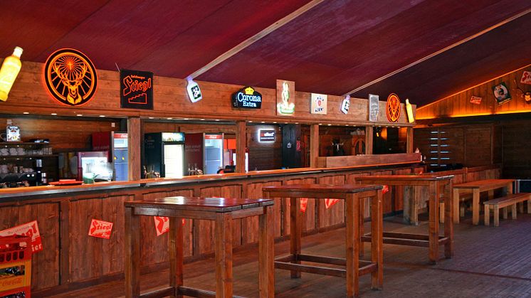 Bar im hölzernen Aprè-Ski-Partyhaus