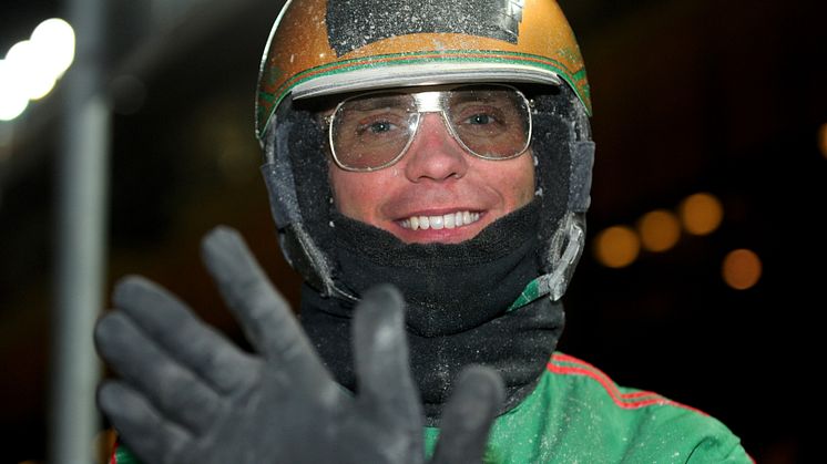 V86 fyller 1 år