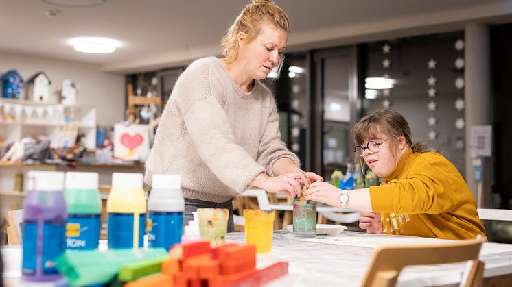 Eine Frau unterstützt eine junge Frau 