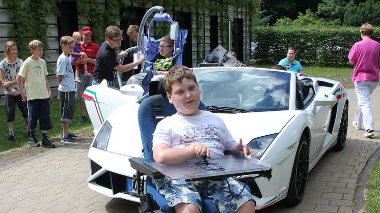 Ein aufregender Nachmittag im Bärenherz: Kinder mit Dr. Schuh im Lamborghini unterwegs
