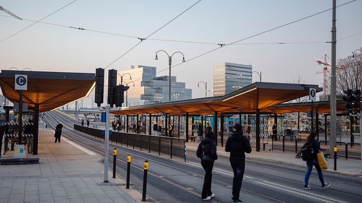 Hållplats Nordstan är ett exempel på en hållplats i staden som redan är ombyggd och anpassad till längre spårvagnar. Nu ska 23 spårvagnshållplatser längs med linjerna 5 och 11 förlängas. Bild: Lo Birgersson