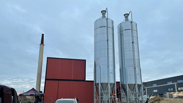 Två pelletssilosar kompletterar pannan och beräknas reducera användandet av naturgas i fjärrvärmeproduktionen