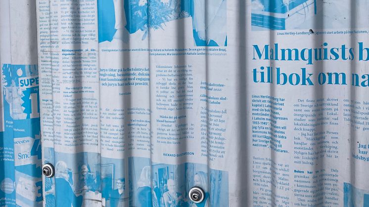Lokaltidningar utsmyckar husfasad i Vega, Haninge –  unikt samarbete mellan Bonnier News, Stena Recycling och Stena Fastigheter