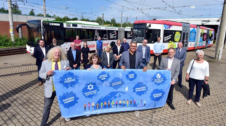Vordere Reihe: Friedrich Fuß (Bezirksbürgermeister Innenstadt West), Regina Kaiser (stellvertretende Vorsitzende des Jugendring Dortmund), Thomas Westhpal (Oberbürgermeister der Stadt Dortmund), Hubert Jung (DSW21-Verkehrsvorstand)