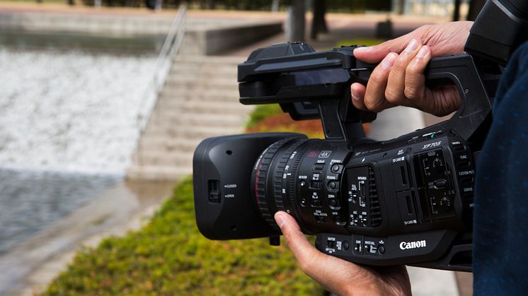 4K_Camcorder_XF705 hand held