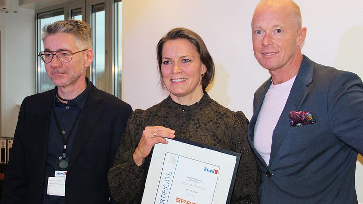 Anne Sigrid Stiklestad Christoffersen mottok det første FITcert-sertifikatet i Norge på vegne av Sprek Trening under Treningskonferansen i forrige uke. Her sammen med Marius Clausen (t.v.) og Patrik Berggren fra Kiwa (Foto: Kiwa).