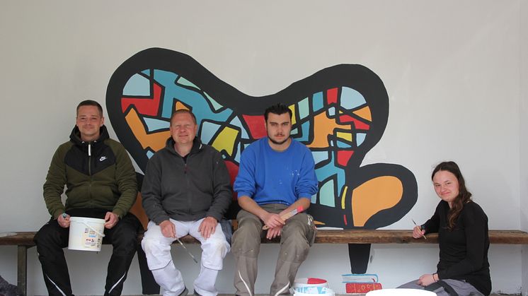 Das Team der Malerwerkstatt hat die Bushaltestelle in Schrecksbach neu gestaltet (von links): Florian Diebel, Bernd Koch, Kevin Mitropoulus, Shirley Püschl.
