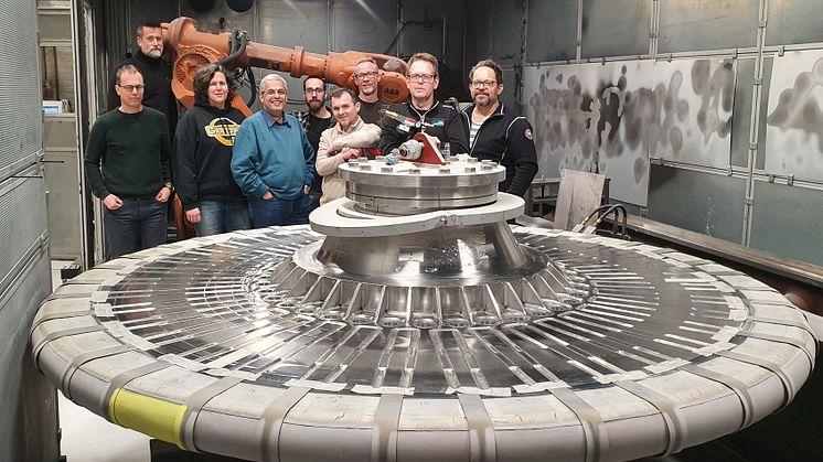 Högskolan Västs forskarteam på uppdrag för European Spallation Source (ESS): Shrikant Joshi, Stefan Björklund, Magnus Sandberg och Jonas Olsson. Här tillsammans med samarbetspartner på ESS och Thermal Spraying Engineering, Lund.