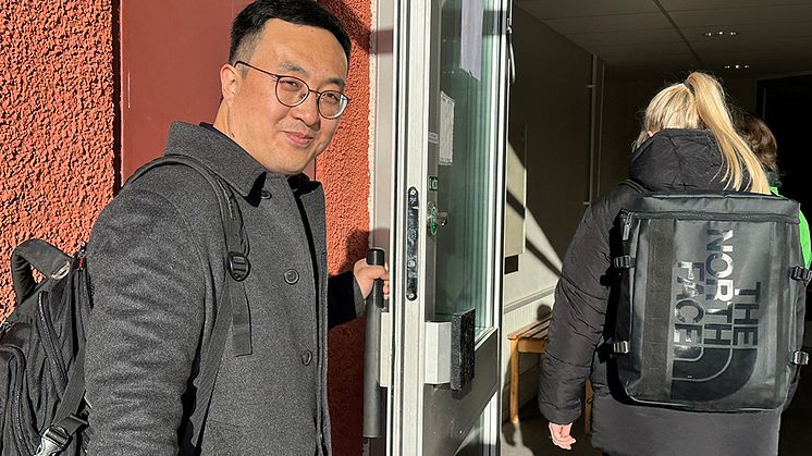 PTL:s Europachef Dr. Yu vid entrén till deras nyöppnade kontor på Midlanda