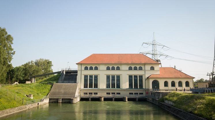 Das Wasserkraftwerk Meitingen wurde zwischen 1920 und 1922 erbaut und hat eine Fallhöhe von 13,4 Metern. Die Originalgeneratoren aus der Bauzeit sind immer noch in Betrieb. (LEW / Timian Hopf)