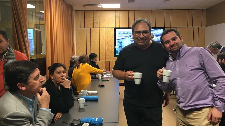 Alvaro Florez (mitten, klädd i svart) tillsammans med deltagare i den chilenska delegationen.